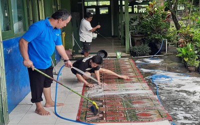 GTK MIN 11 Gunungkidul Bersama Warga Kerja Bakti Bersihkan Mushola Sambut Ramadan