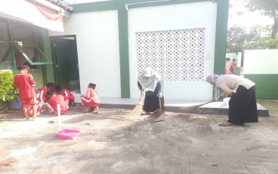 Guru MIN 11 Gunungkidul Tunjukkan Keteladanan dalam Jumat Sehat dan Bersih