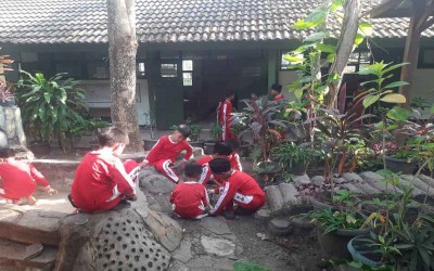 Jumat Sehat dan Bersih, MIN 11 Gunungkidul Wujudkan Lingkungan Madrasah yang Sehat dan Nyaman