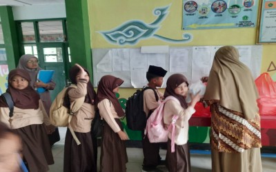 Suasana Tertib dan Penuh Antusias, MIN 11 Gunungkidul Bagikan Paket MBG di Bulan Ramadan