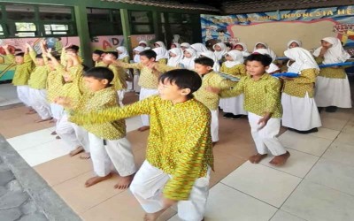 Belajar Seni Musik dengan Gembira, Siswa MIN 11 Gunungkidul Mahir Bermain Pianika dan Bernyanyi